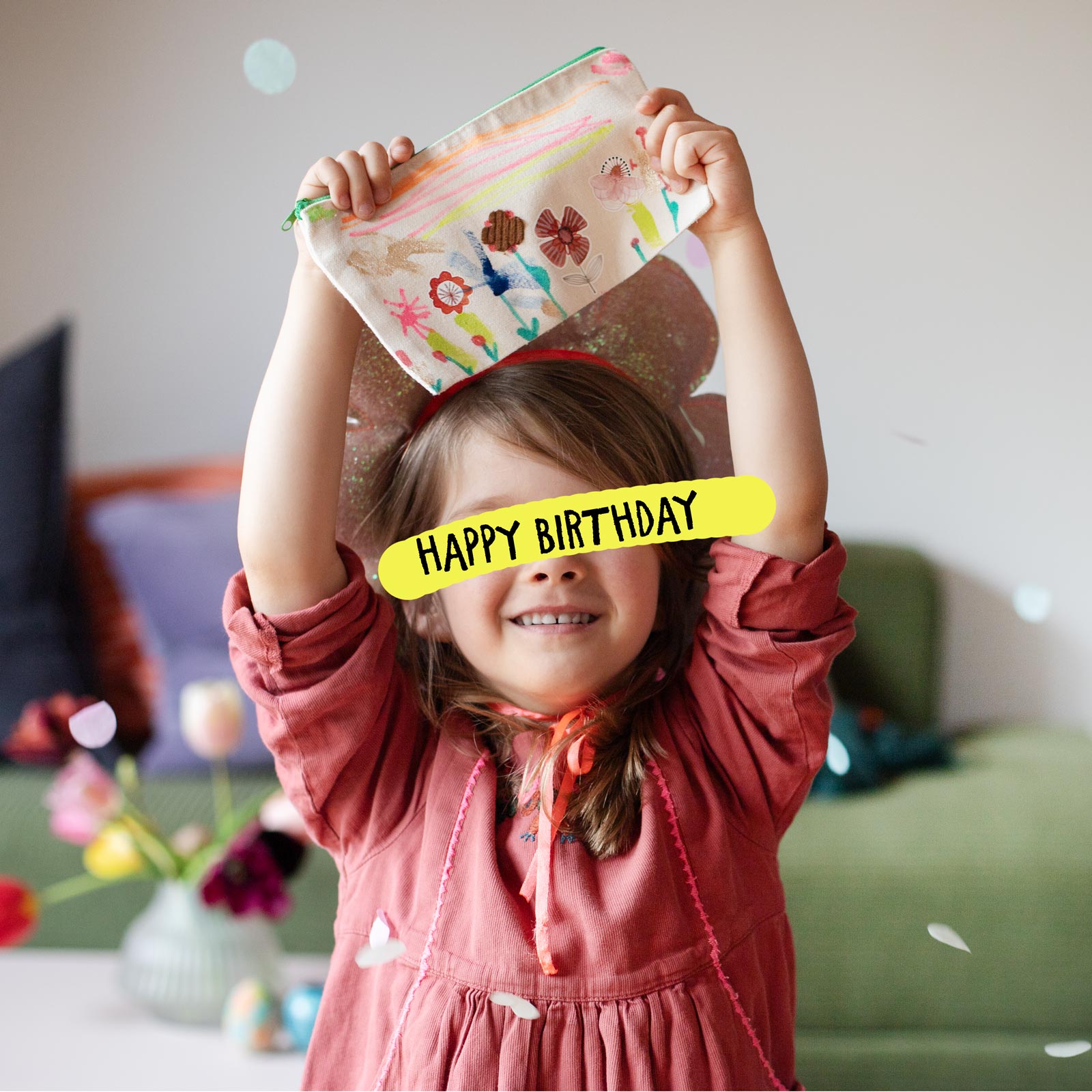 Geburtstagskind mit selbstgemachten Blumen-Etui nach dem DIY von Halfbird