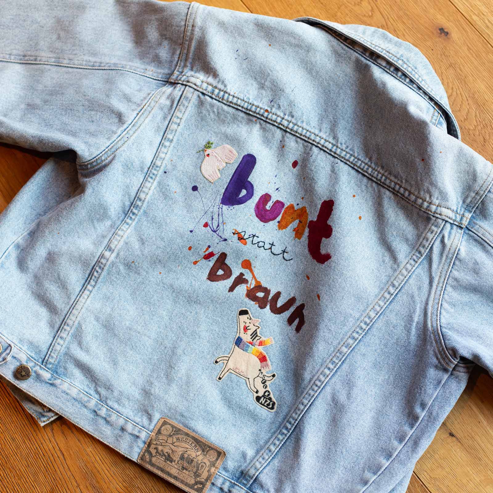 Jeansjacke mit FCK NZS Einhorn und Friedenstaube von Halfbird und buntem Schriftzug "bunt statt braun"