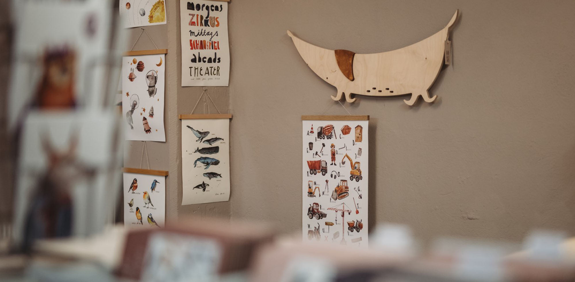 Poster fürs Kinderzimmer aufgehängt mit einer Posterleiste