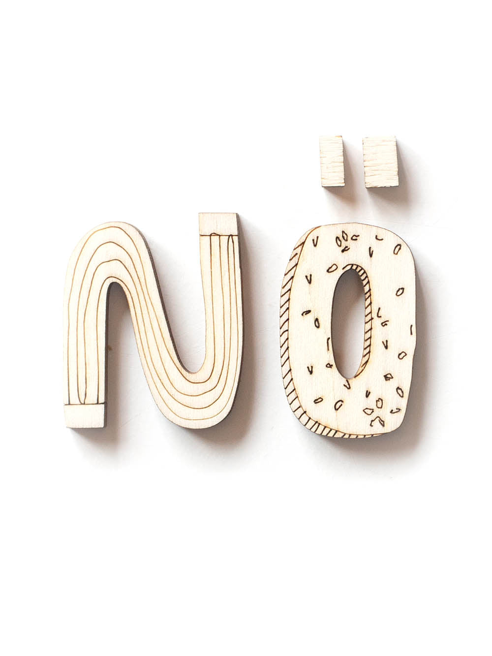 Das Wort Nö gelegt mit Holzbuchstaben von halfbird