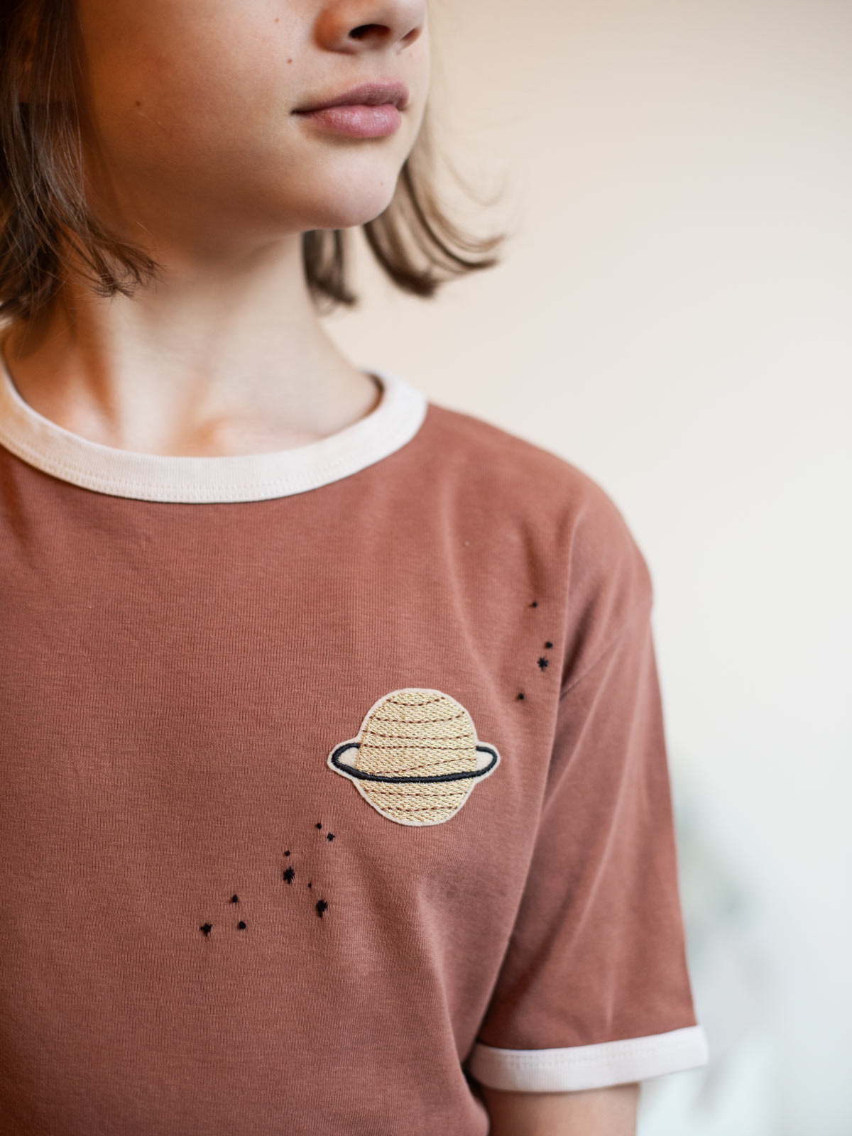 Aufnäher Planet von Halfbird auf Tshirt mit aufgesticktem Sternbild