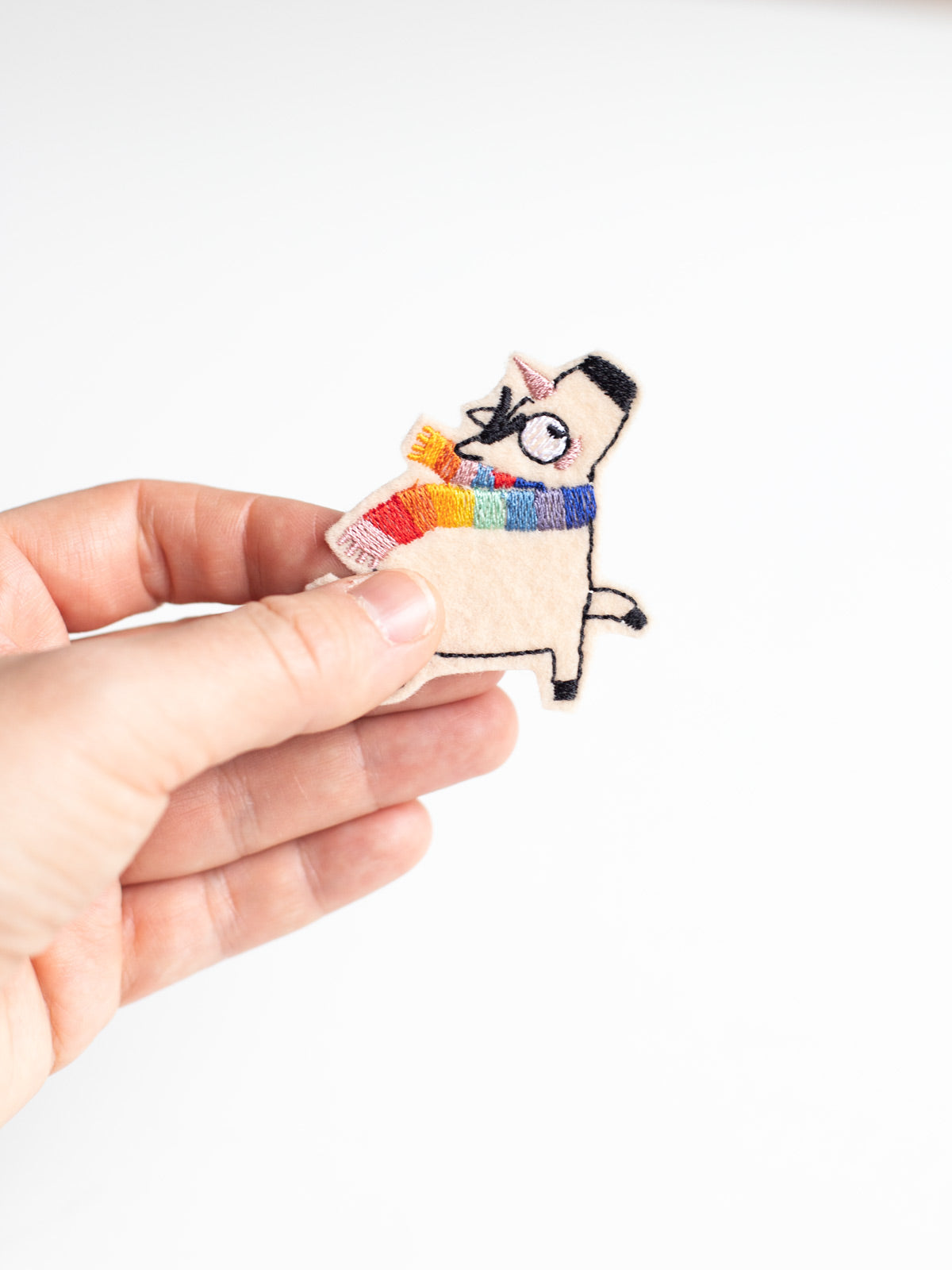 Hand mit Aufnäher Einhorn klein von Halfbird