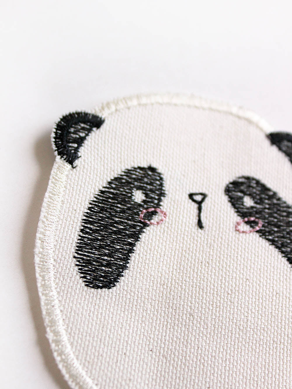 Detail vom Knieflicken Panda von Halfbird