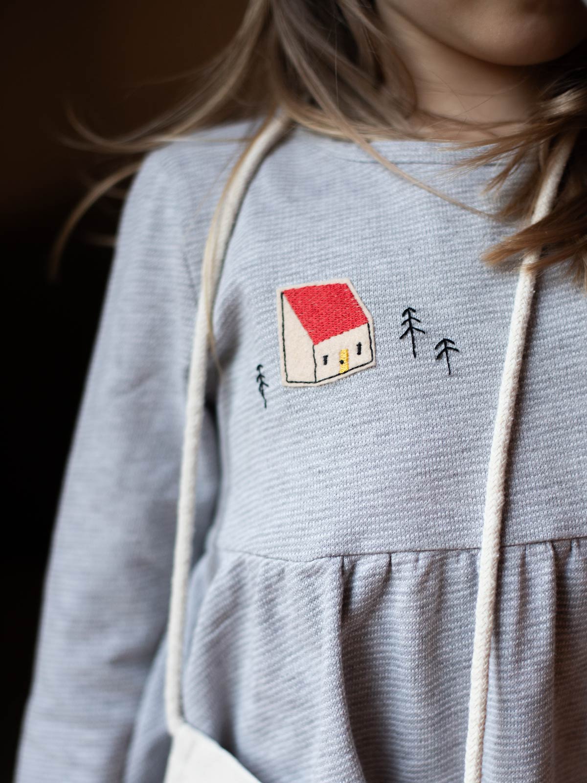 Aufnäher Haus rot gelb von Halfbird auf Kleid mit gestickten Bäumen