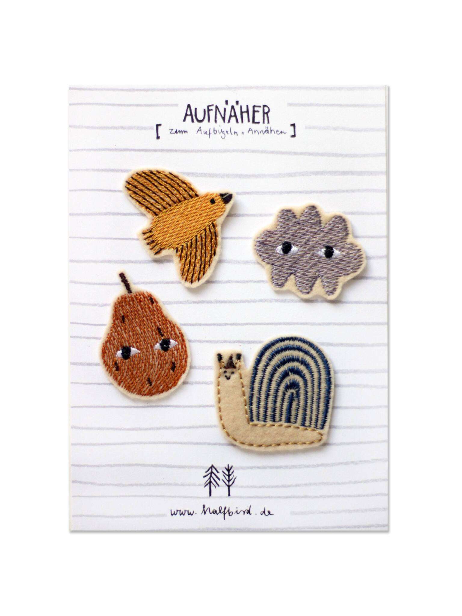 gestickte Patches von halfbird auf einer Karte zum Verkauf. Aufnäher Motive mit Schnecke, Vogel, Birne und Wolke