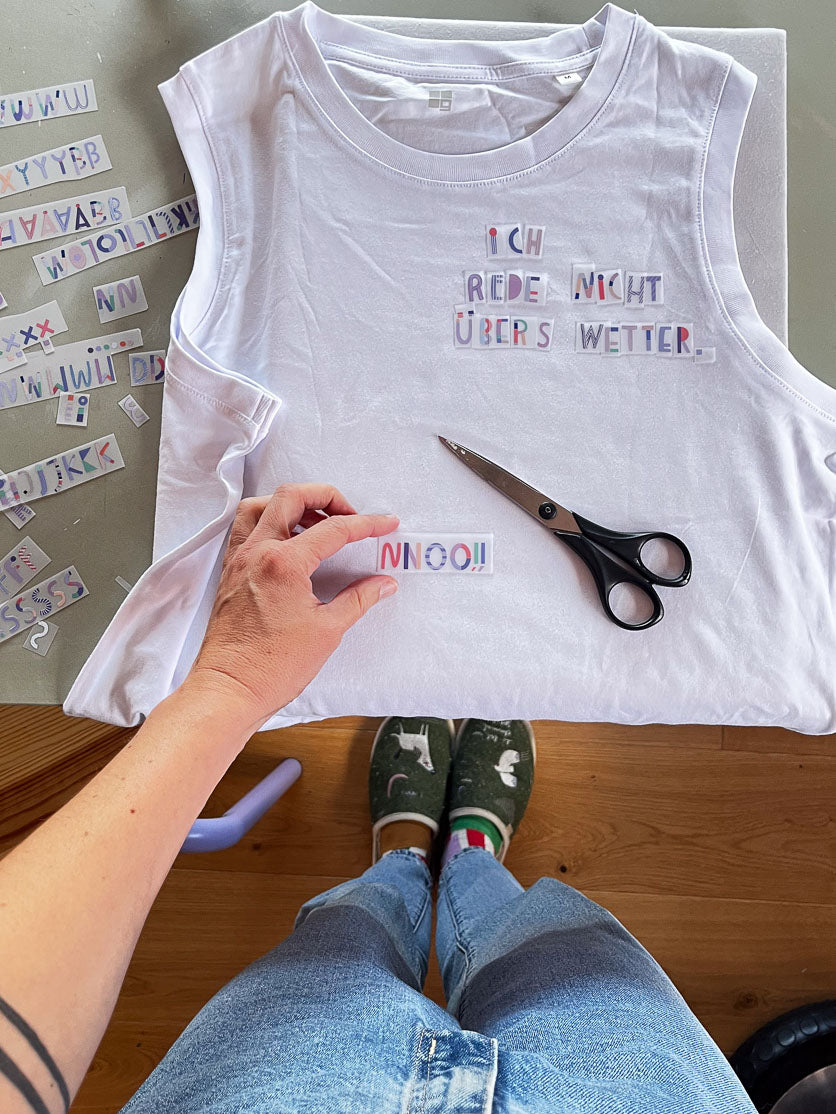Shirt mit aufgelegten randlosen Buchstaben Bügelbildern von Halfbird