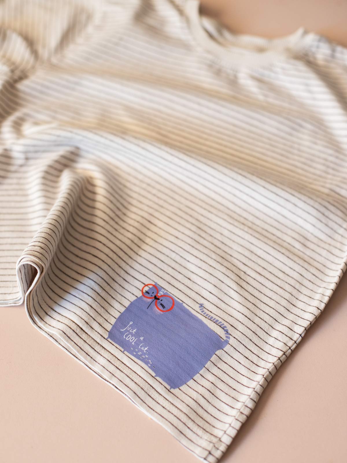 randloses Bügelbild "Just a cool cat" von Halfbird auf Shirt