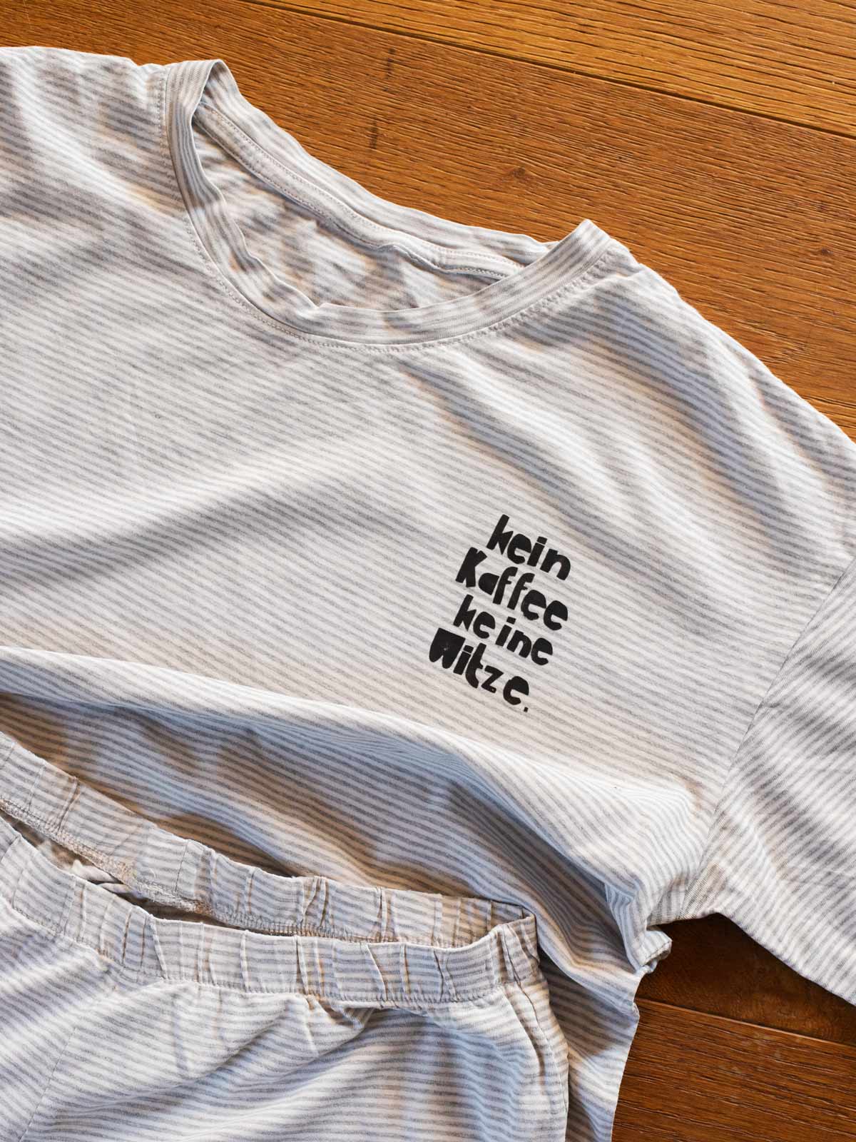 Randloses Bügelbild "Kein Kaffee keine Witze" von Halfbird auf Schlafanzug