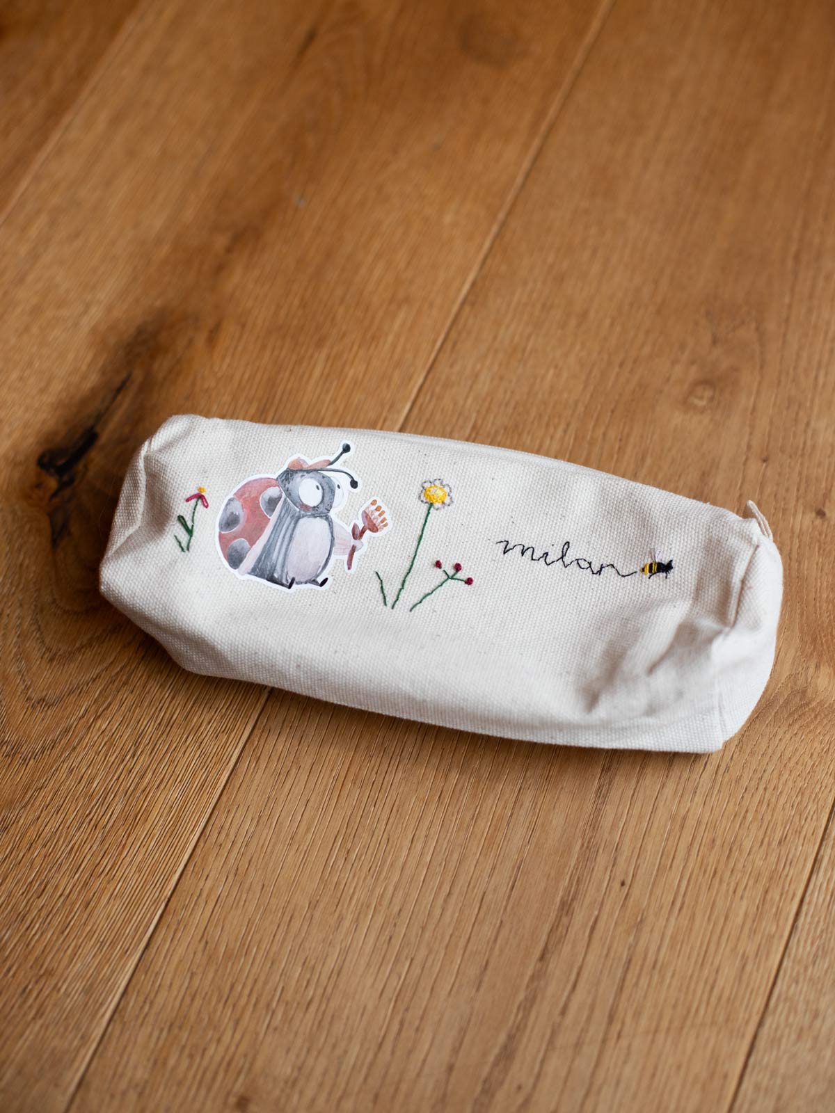 Marienkäfer Bügelbild von Halfbird auf Etui mit Stickereien