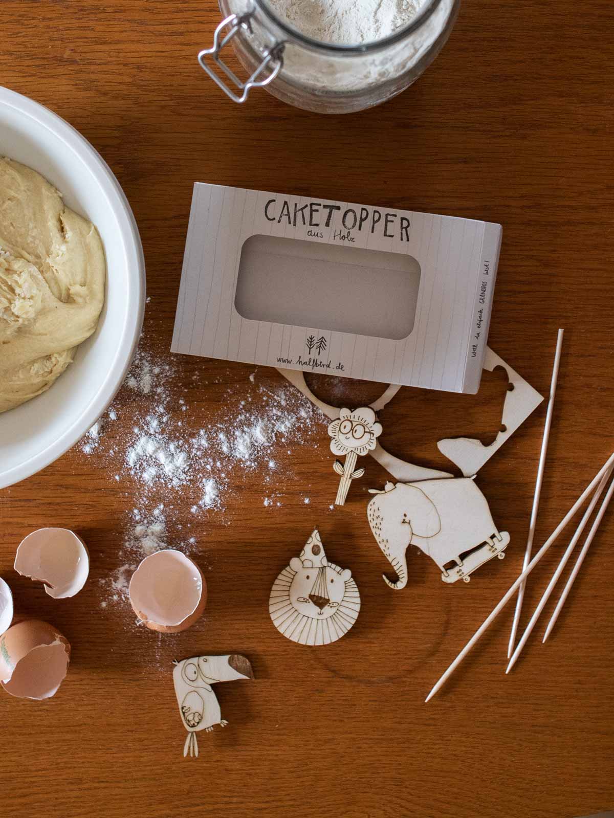 Kuchen backen für den Geburtstag mit Teig, Mehl, Eierschalen und Cake toppern von halfbird