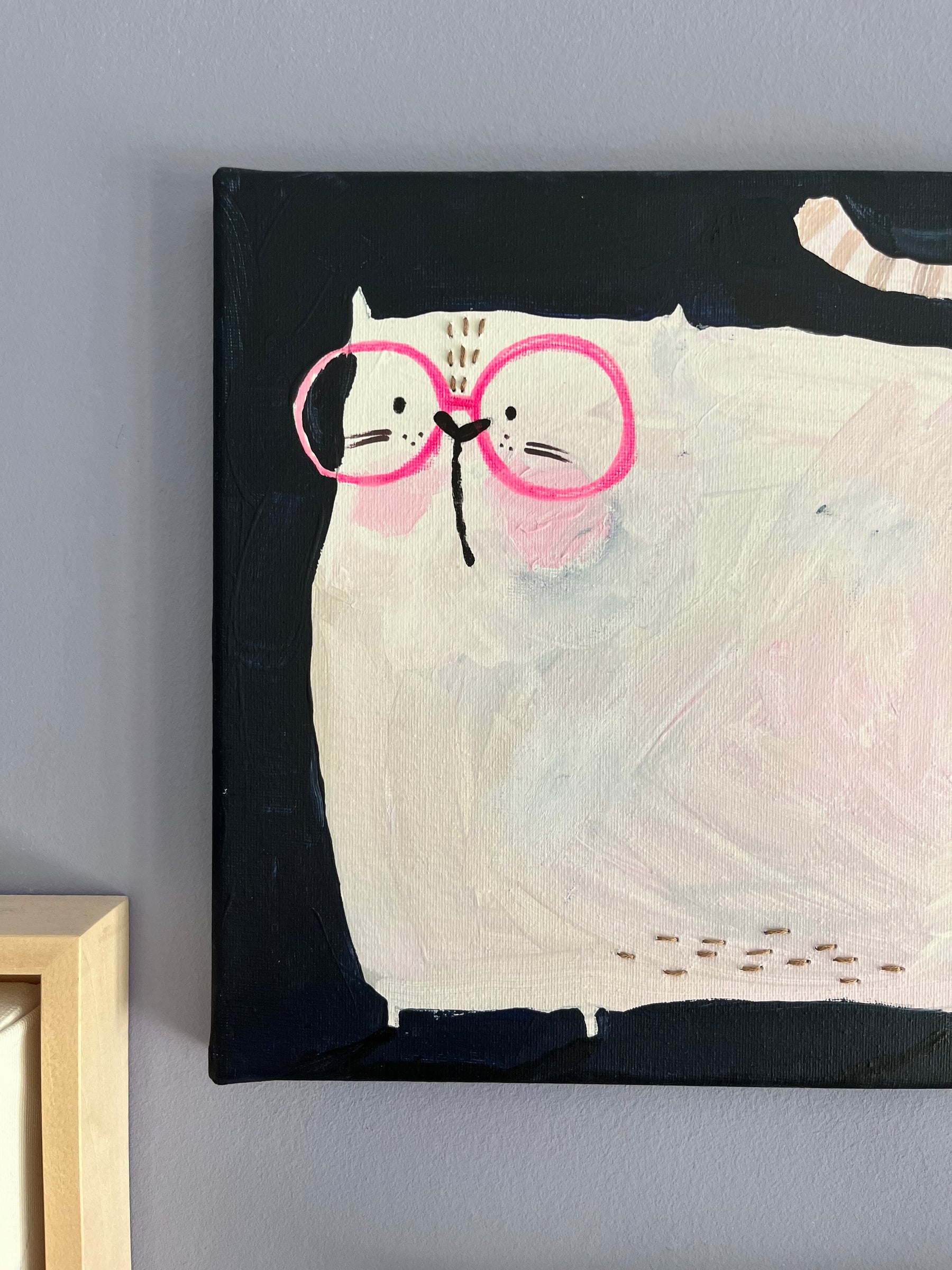 Dicke Katze mit Brille in Neon pink