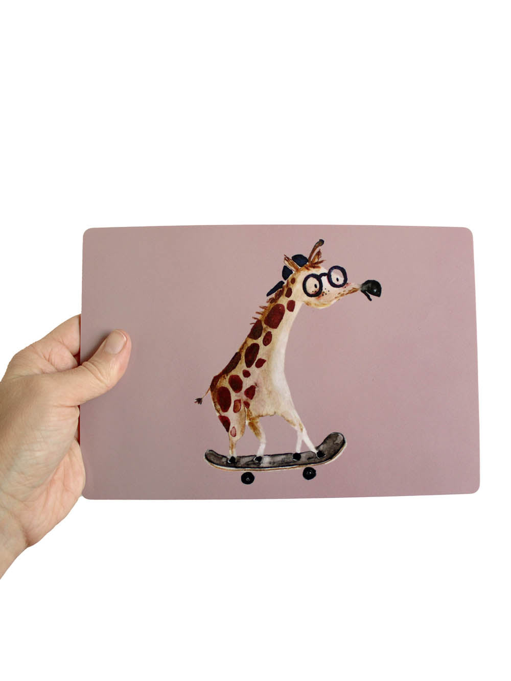 Hand hält ein Frühstücksbrettchen mit Giraffe auf Skateboard