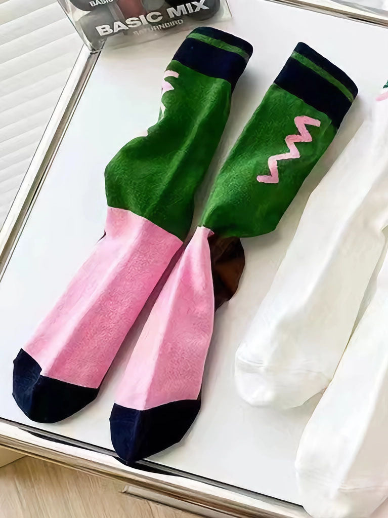 Nahansicht Socken in grün, rosa, dunkelblau, braun mit Muster