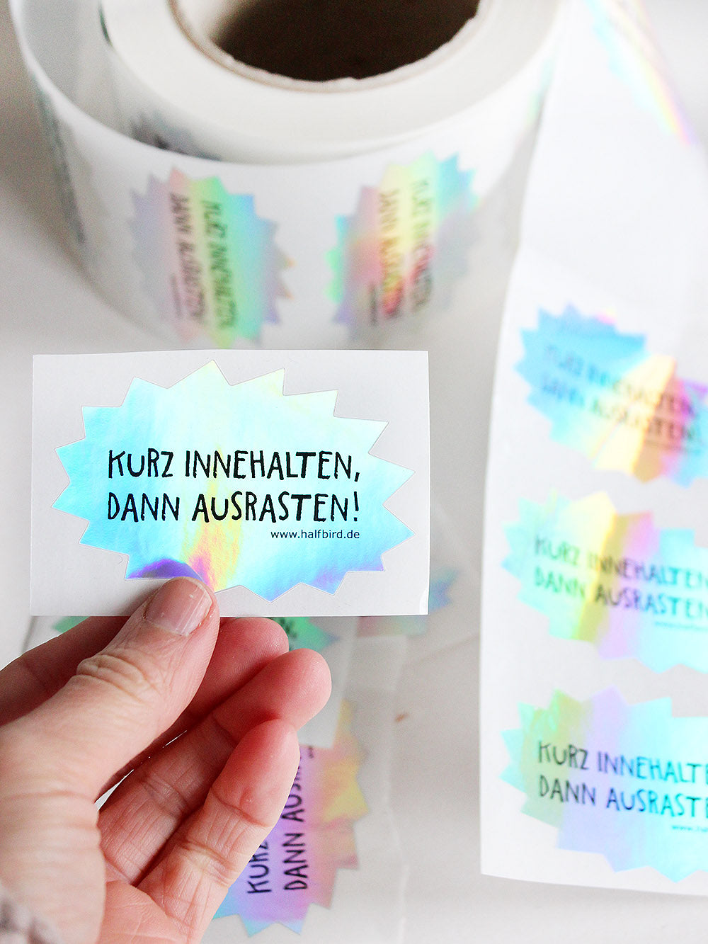 detailansicht von hologramm sticker mit text kurz innehalten, dann ausrasten! von halfbird