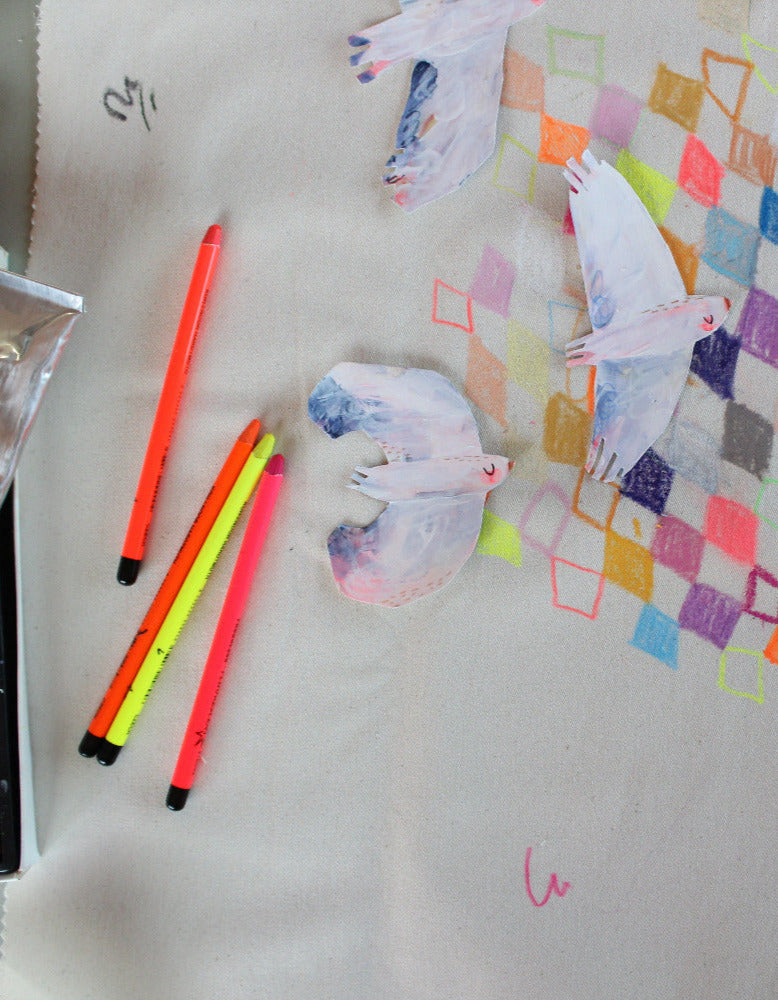 Neon Buntstifte neben bemalten Birdies von Halfbird