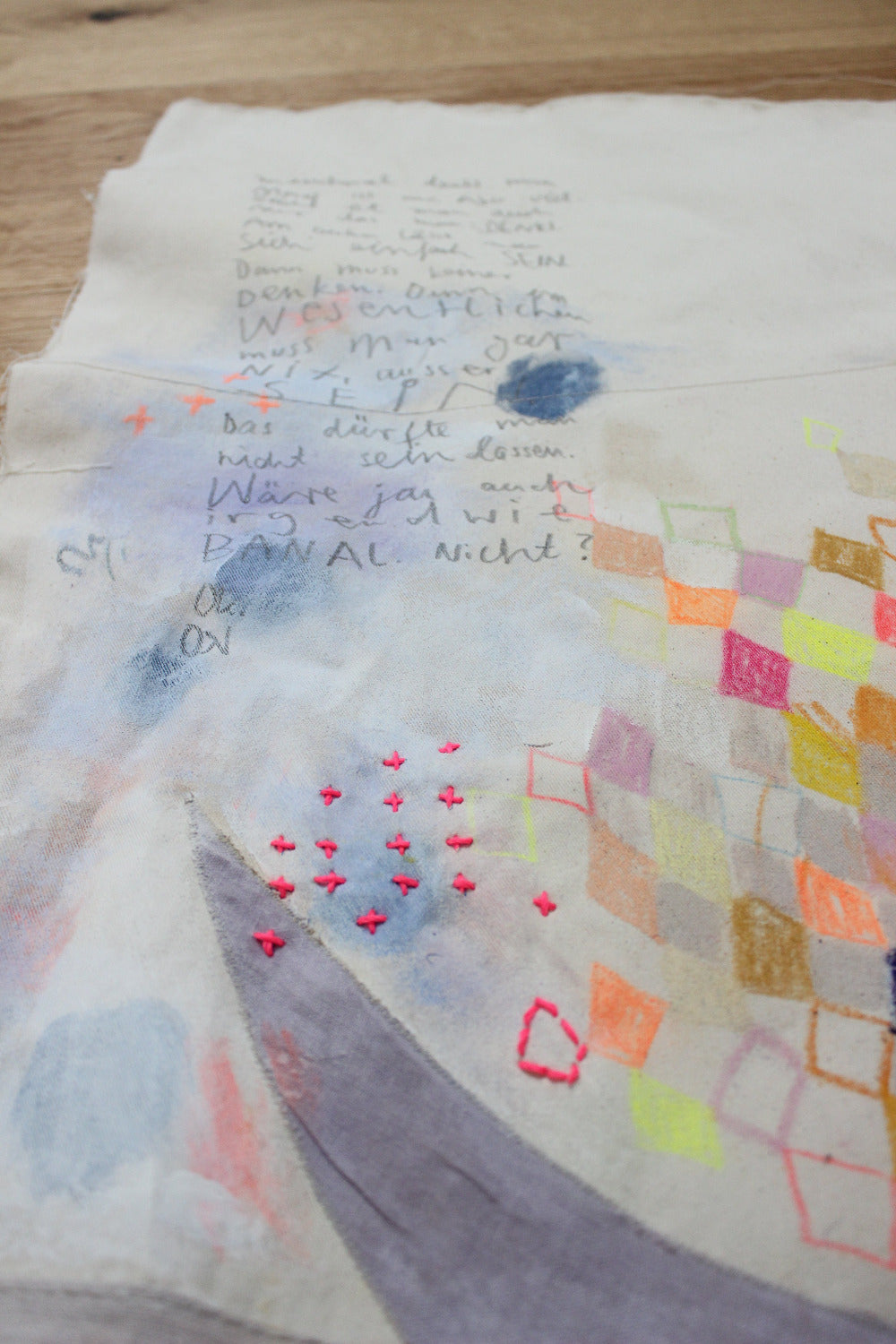 mit neon Buntstiften handbemalter Stoff von Halfbird