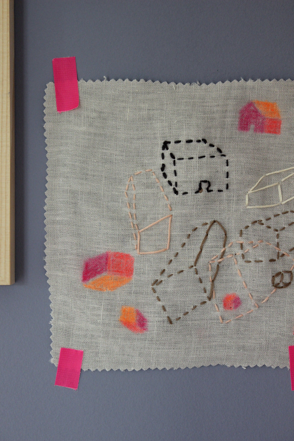 Handbemalter Leinenstoff mit neon Buntstiften von Progresso