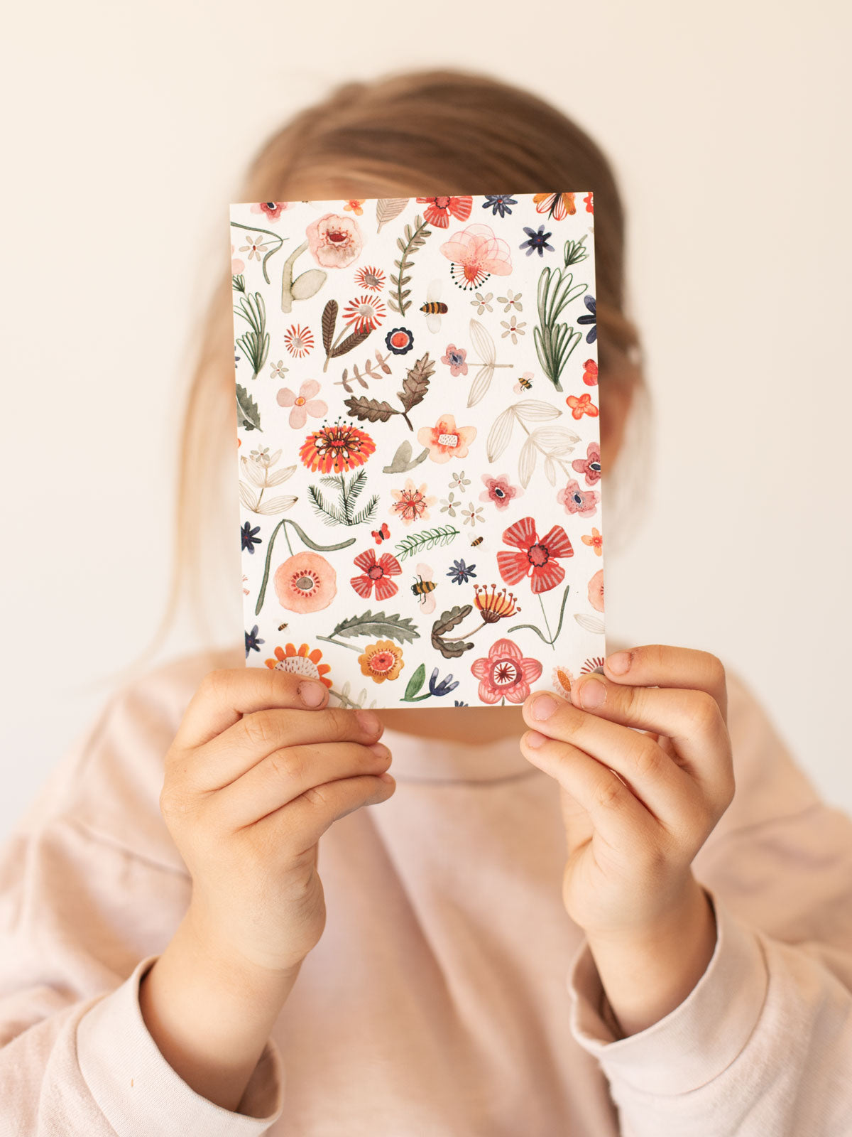 Kind mit Postkarte Blumen von Halfbird