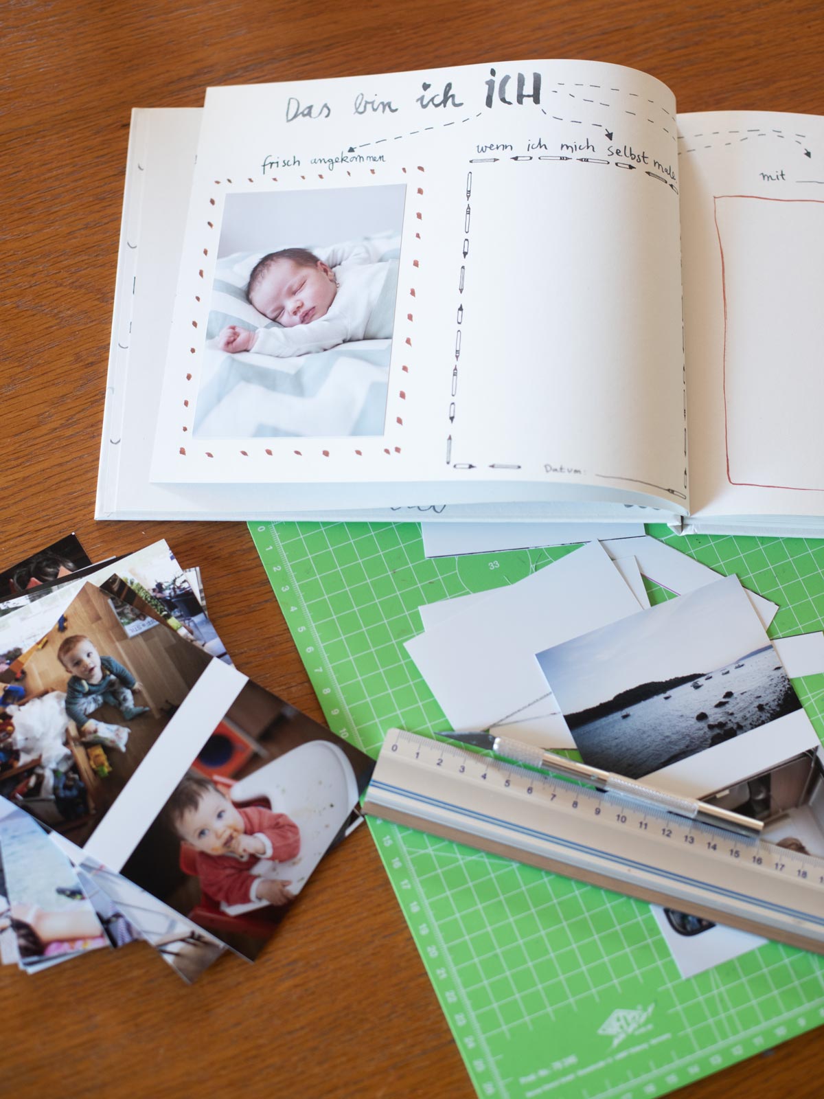 Fotoalbum für kinder das mit fotos beklebt wird