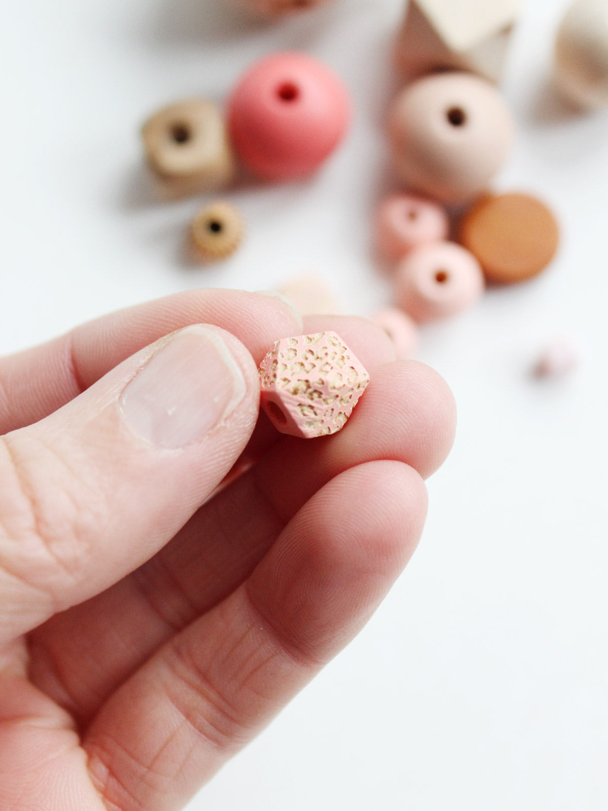 Hand mit Perle aus dem Perlenset "Mona" von Halfbird
