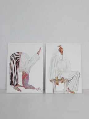 zwei Postkarten als Kunstwerk nebeneinander stehend, auf dem einen eine Frau in einer yoga position, auf dem anderen eine die nachdenklich auf einem stuhl sitzt