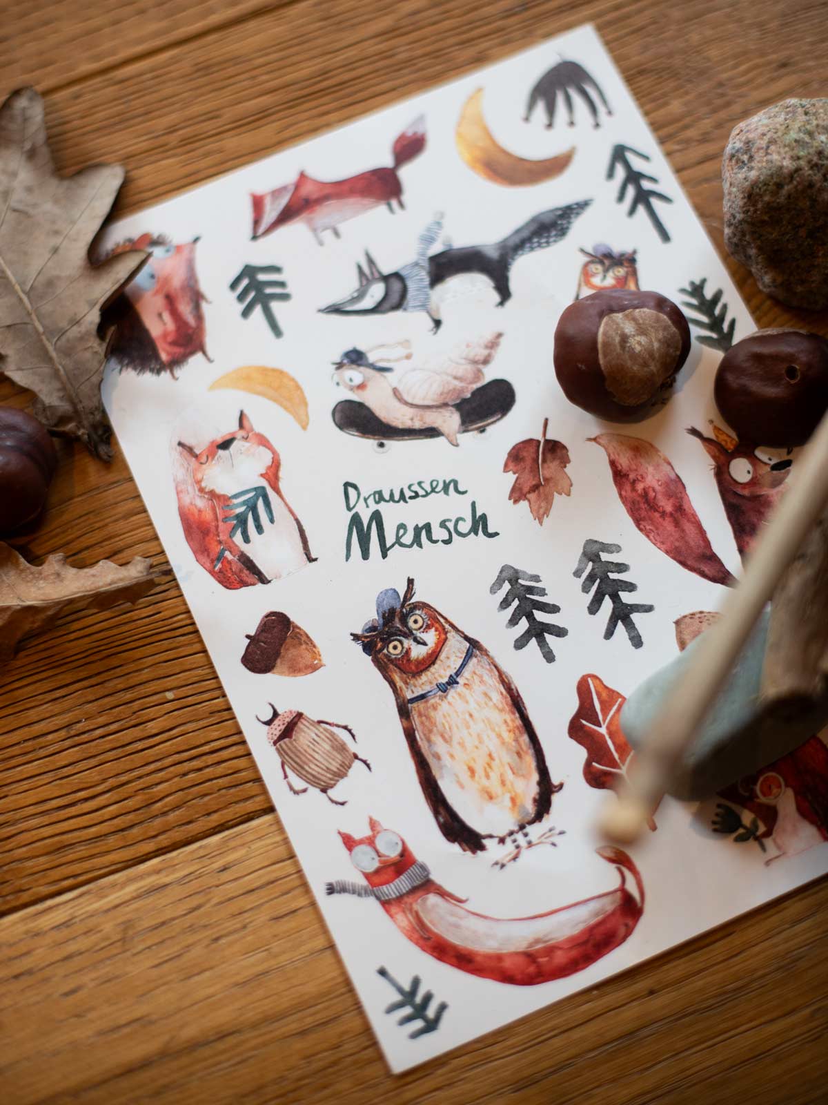 Spülmaschinenfeste Sticker "Waldgeflüster" von Halfbird auf Holzboden mit Waldschätzen