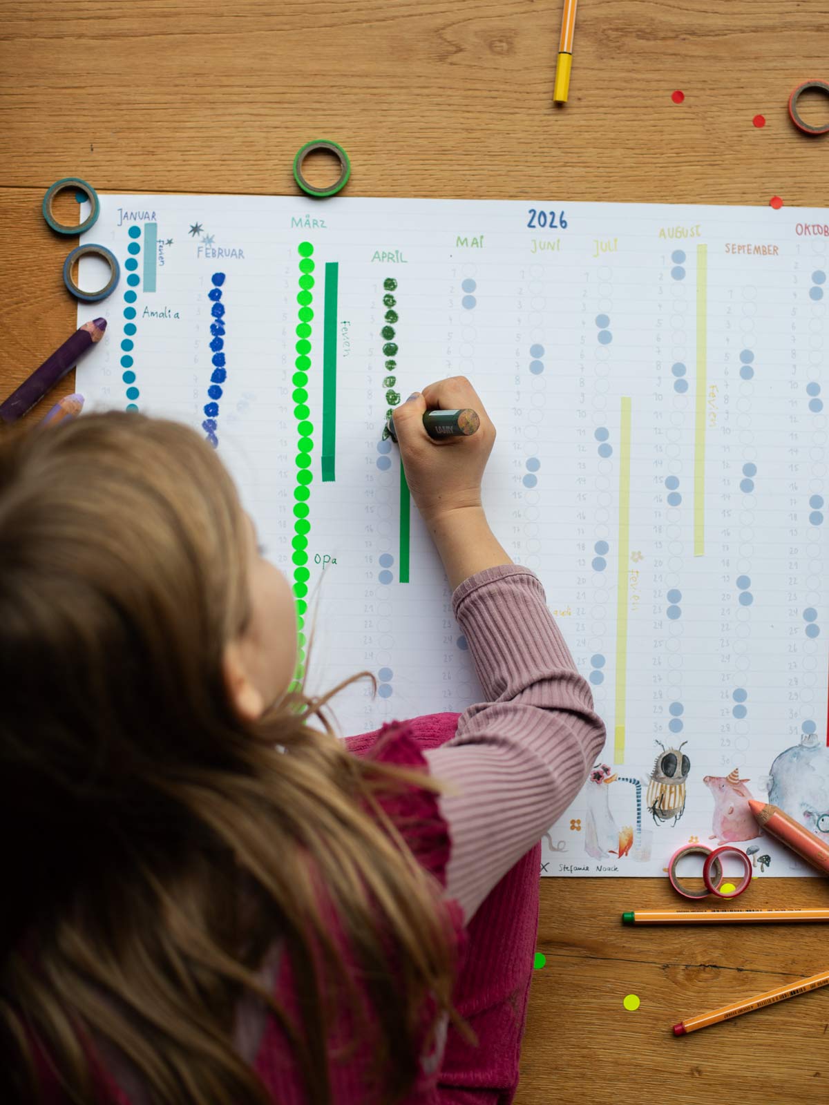 Kind bemalt Stickerkalender nach Montessori von Halfbird