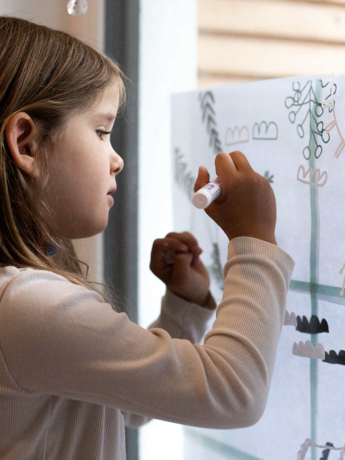 Kind malt Fensterbild mit Malvorlage Summer in the city von Halfbird