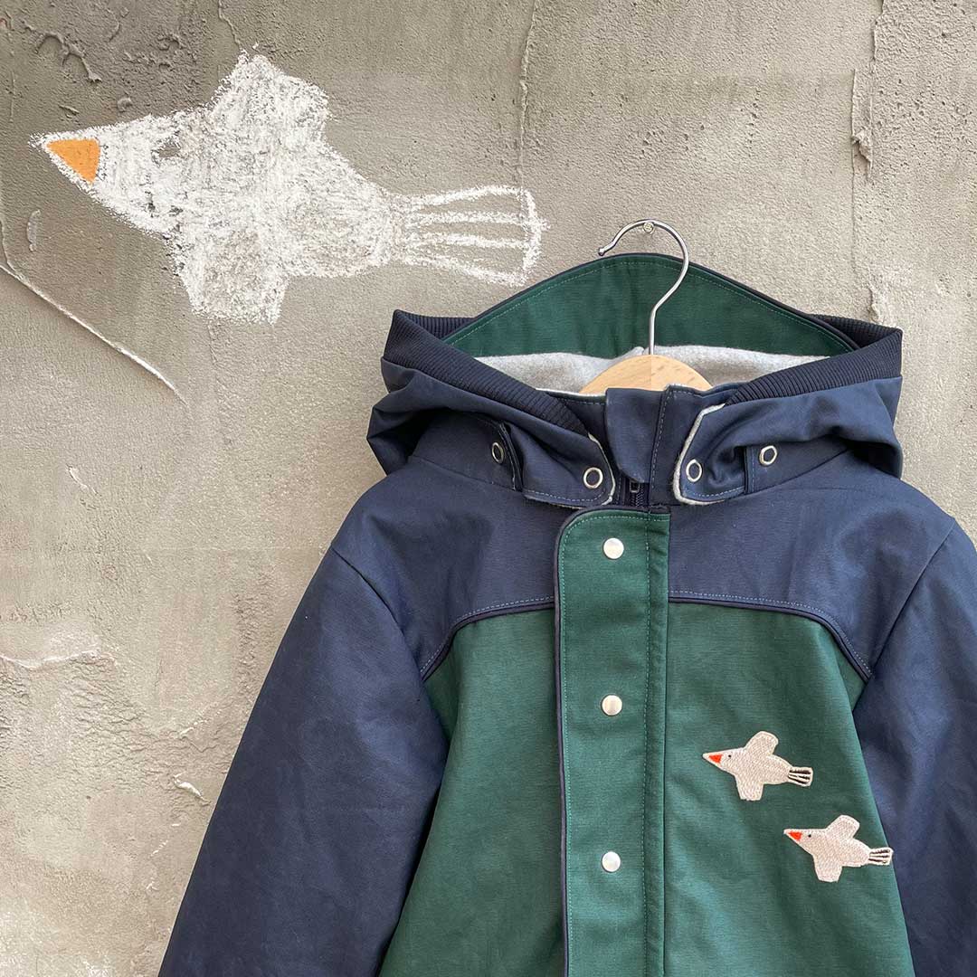 Zwei Vogel Aufnäher auf einer Regenjacke