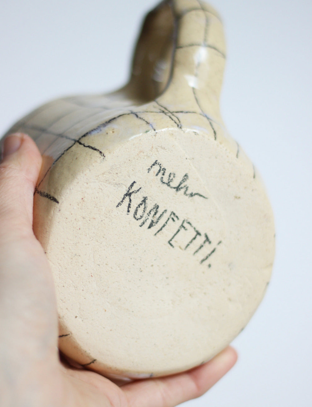 Detail Schrift geschrieben mit Unterglasurstift von Hobbyceram