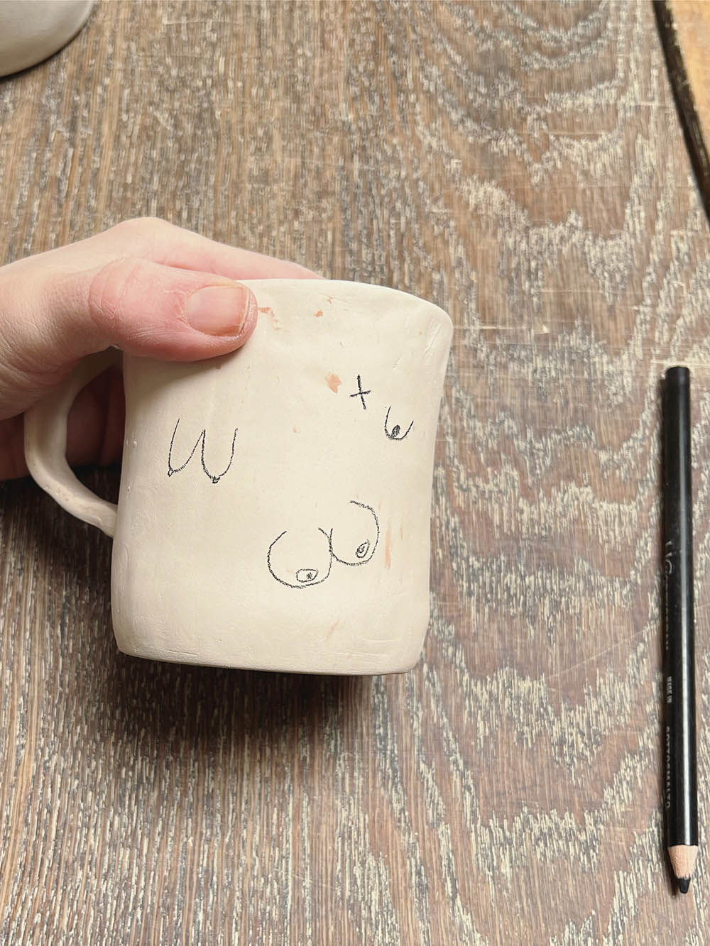 Beispiel Tasse getöpfert und bemalt mit schwarzem Unterglasurstift von Hobbyceram