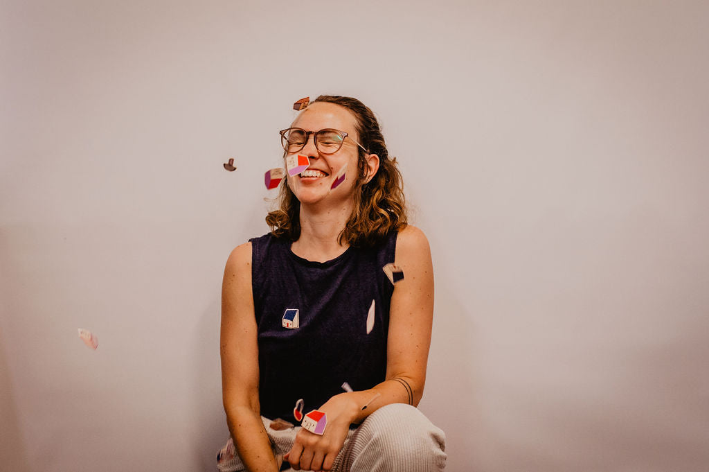 lachende Frau wird mit Aufnähern übergossen