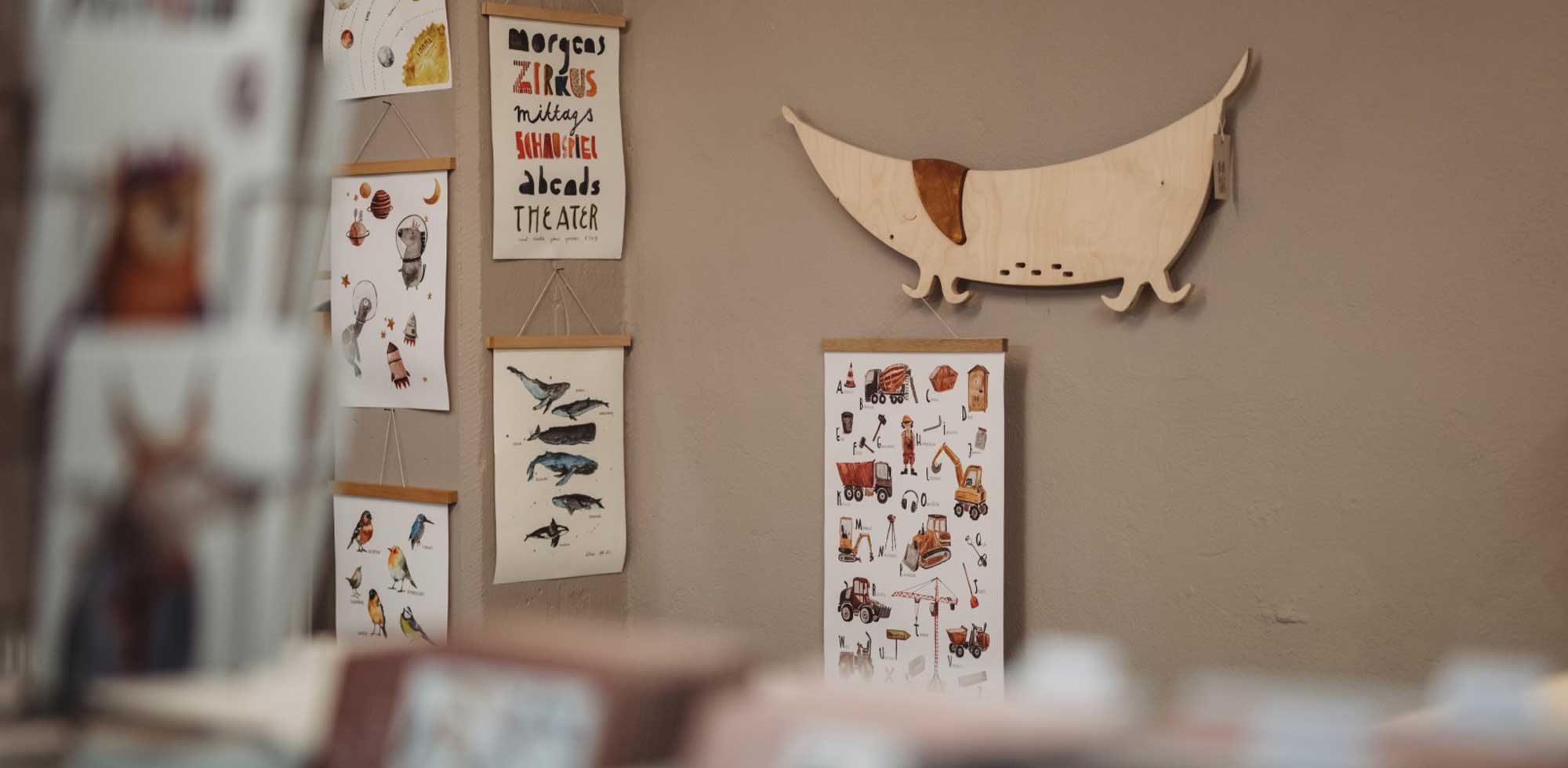 Poster hängen an einer Wand