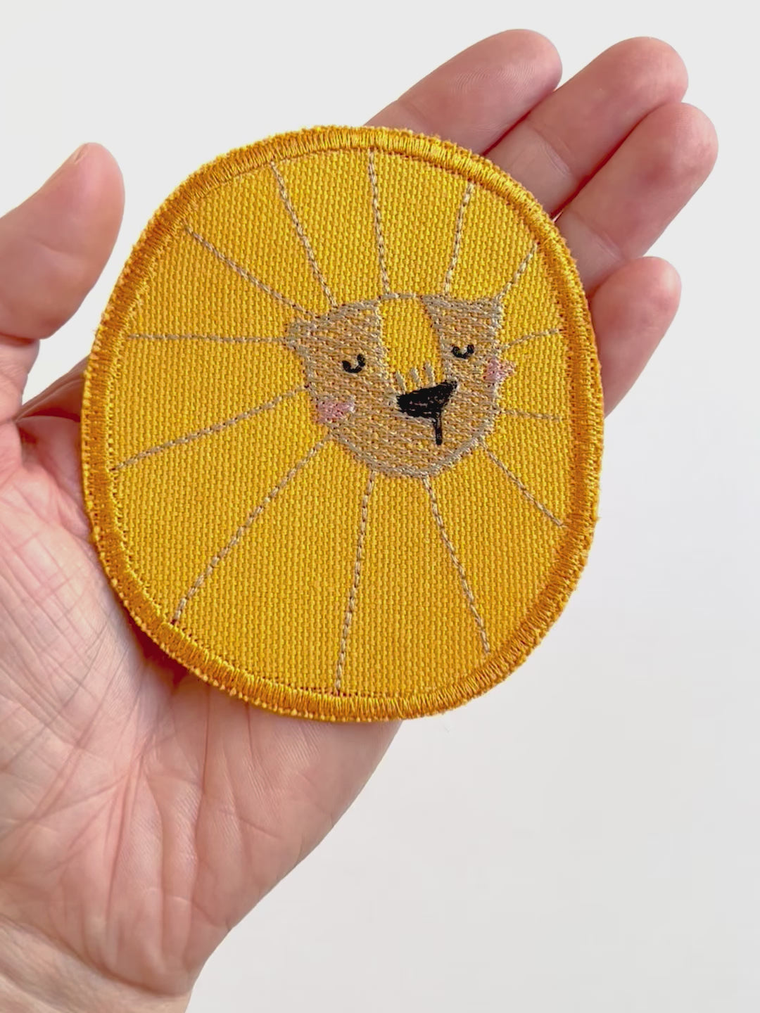 Video mit dem gelben löwen Knieflicken oder Ellenbogenpatch in dem man die Farben und flexibilität des Materiales sieht