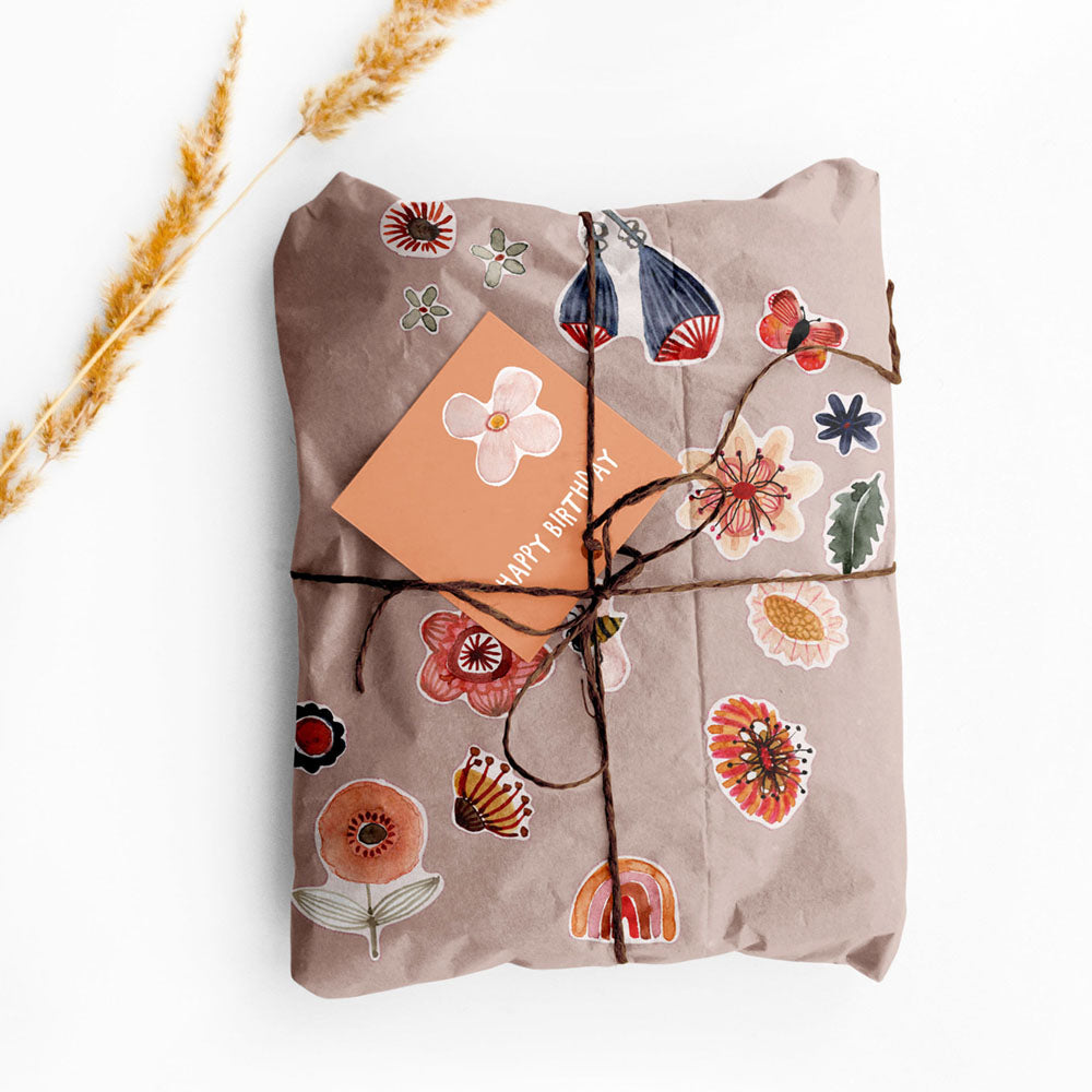 Geschnke verpackt mit papier und mit blumen stickern beklebt