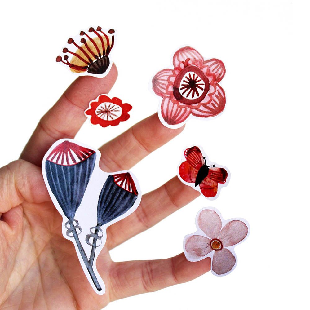 auf einer hand kleben blumen sticker aus recyclingpapier