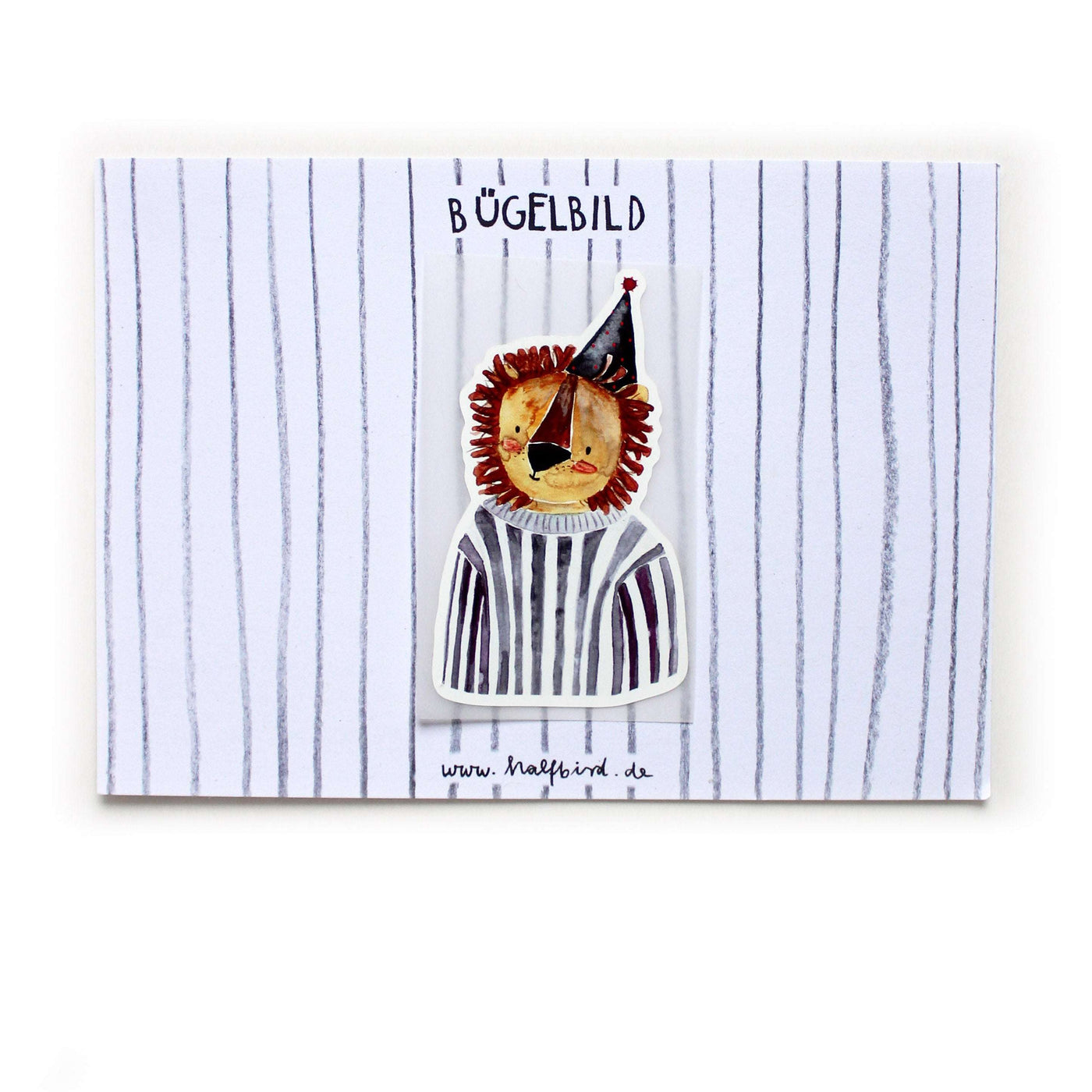 Bügelbild Löwe auf einer Karte aufgeklebt von halfbird, der Löwe hat einen gepunkteten Partyhut auf und trägt einen gestreiften pullover, er ist mit wasserfarben illustriert