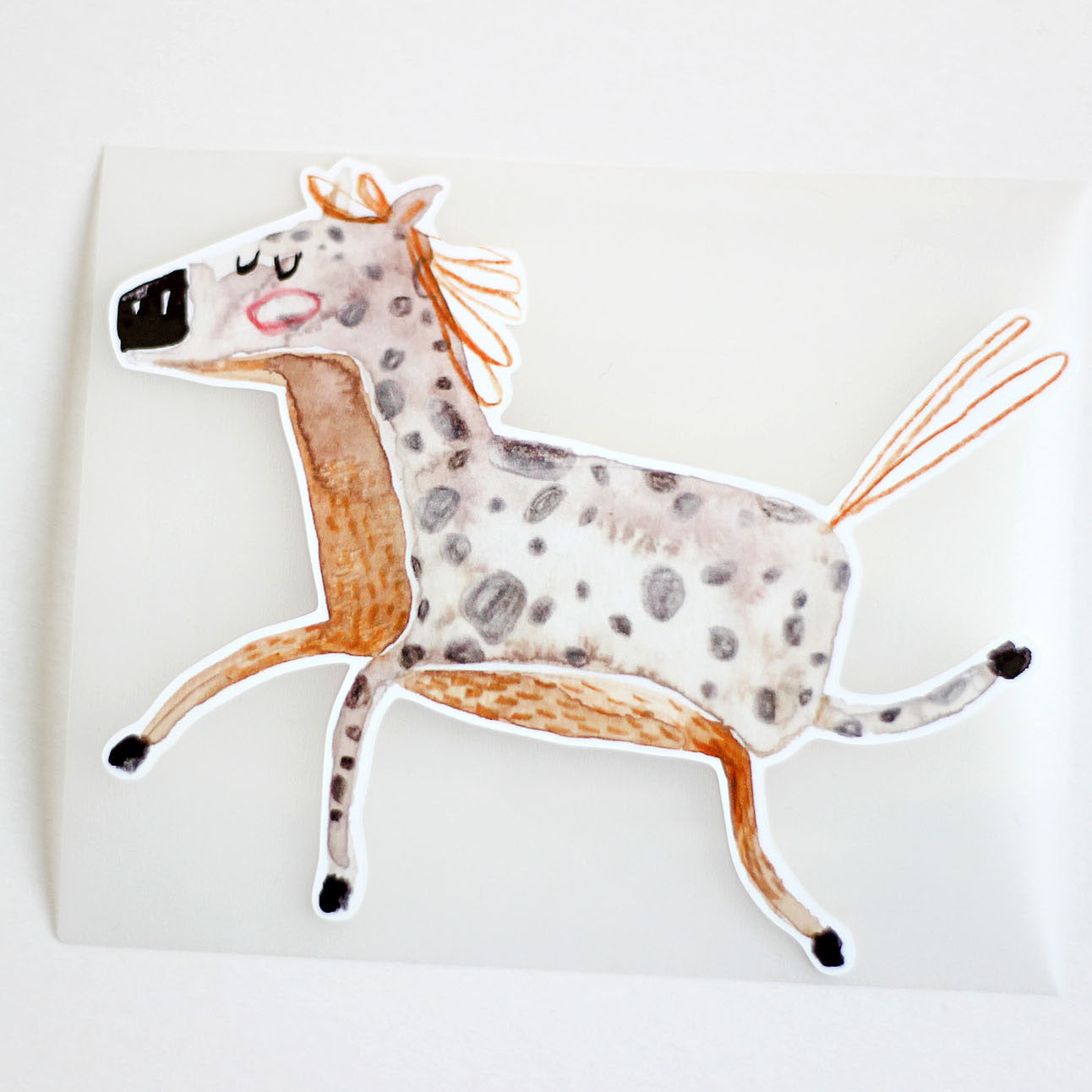 Ein pferd bügelbild in grau weiß gepunktet mit braunem bauch illustriert von ramona zirk von halfbird