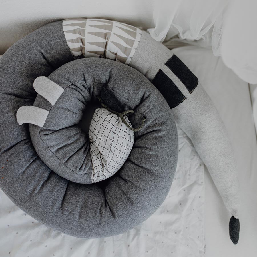 Dackel Detlef als eingerollte Bettschlange aus Resten in grau und weiß