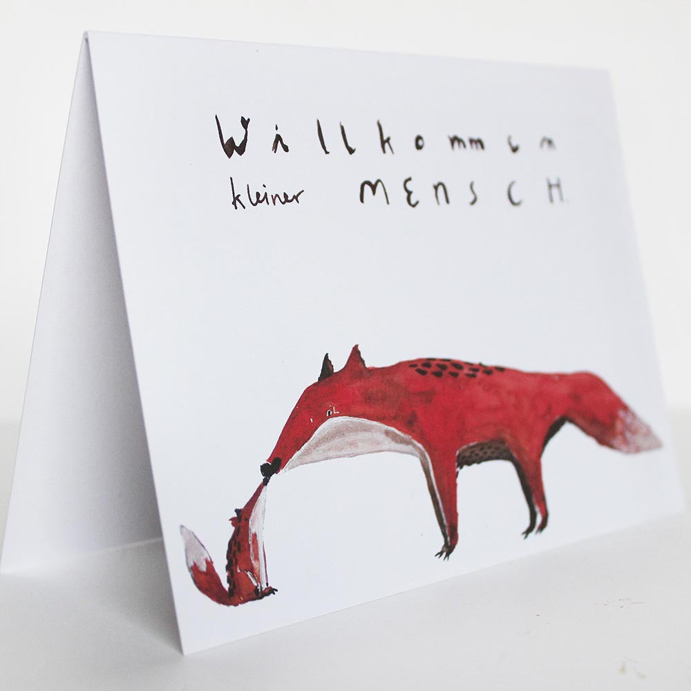 Klappkarte steht auf einem weißen untergrund, darauf zu sehen ist ein Mama Fuchs und ein Baby Fuchs die sich küssen, darüber steht willkommen kleiner Mensch