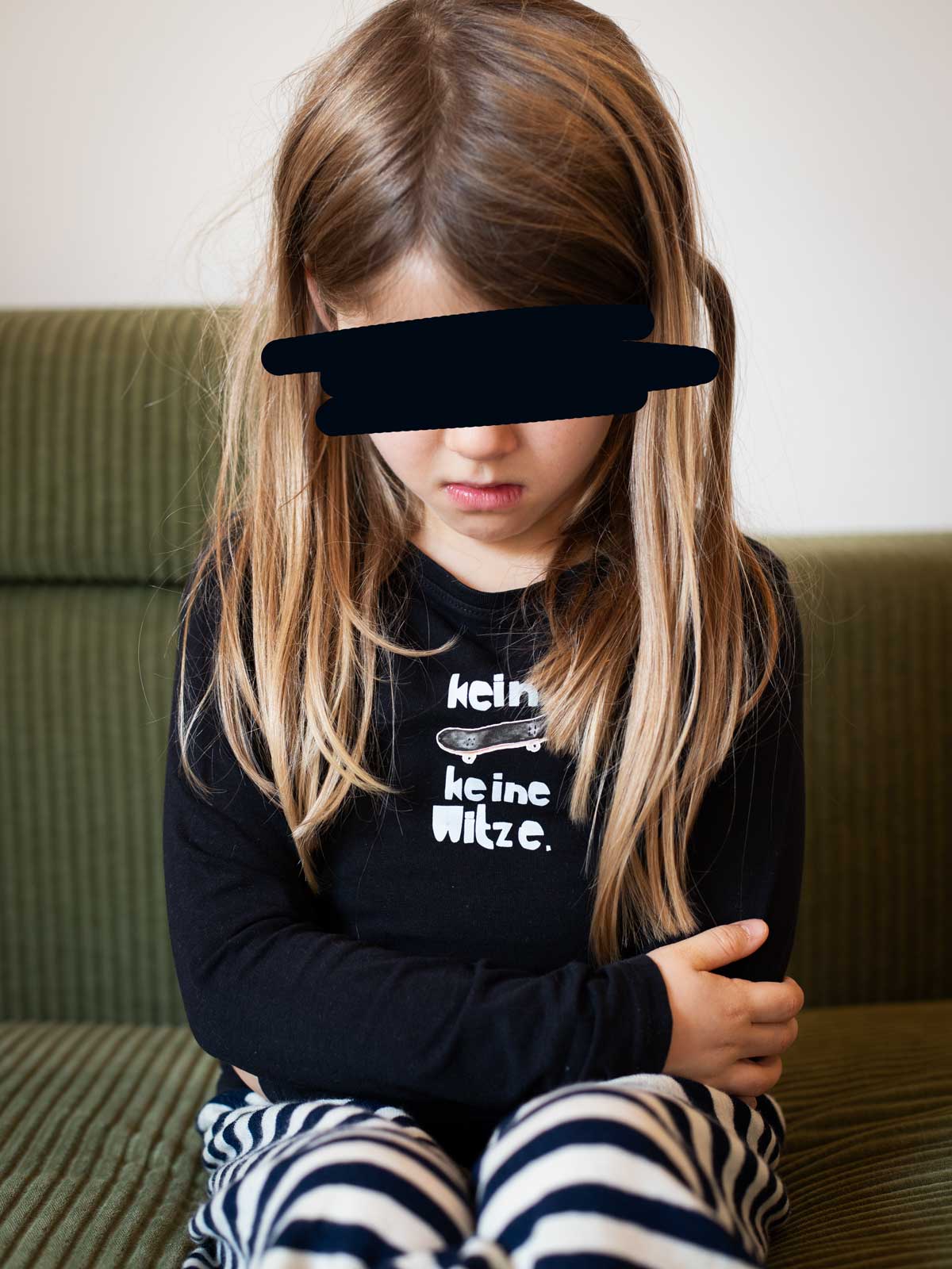 Kind mit schwarzem Shirt und randlosem Bügelbild weiß "Kein Kaffee keine Witze" und Bügelbild Skateboard von Halfbird