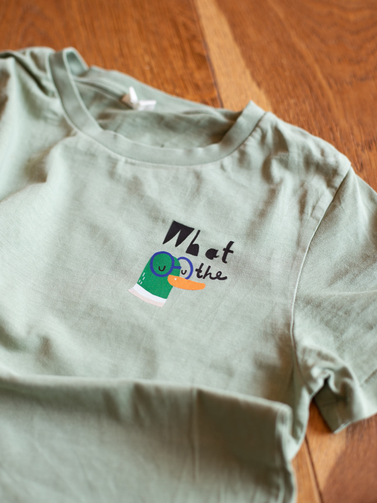 randloses Bügelbild What the duck auf hellgrünem Tshirt