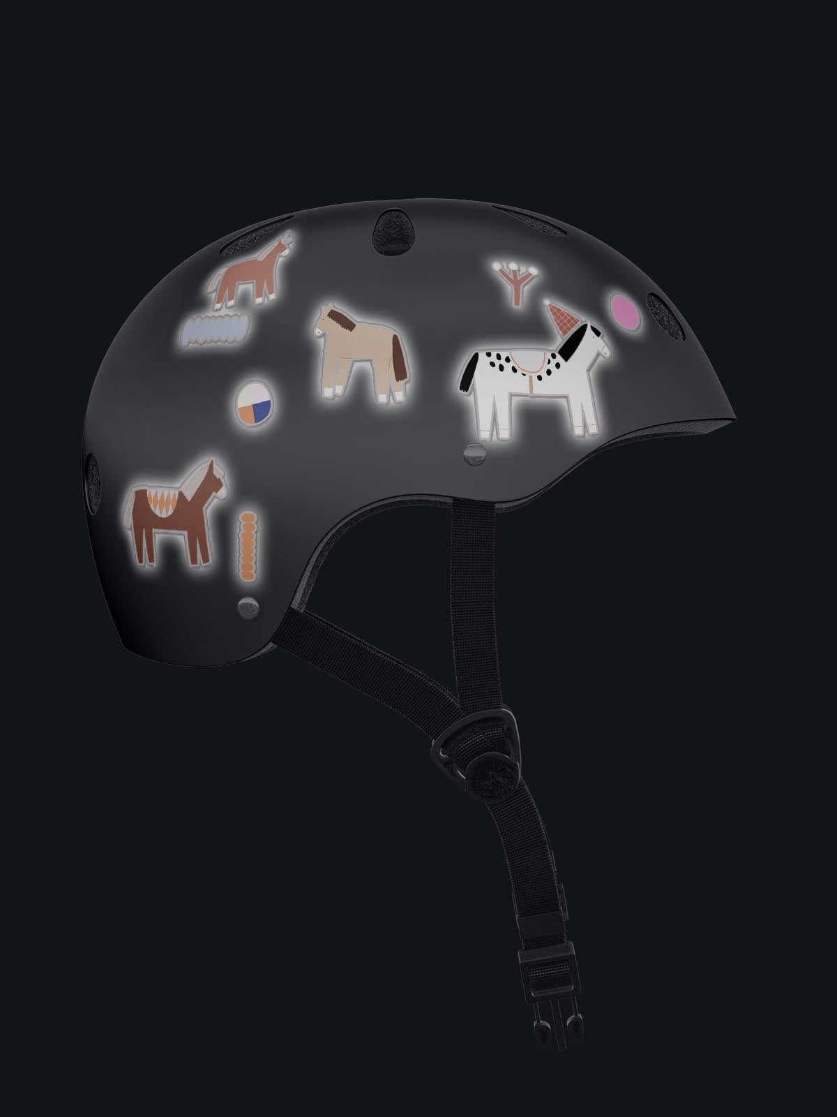 ein Fahrradhelm bei nacht mit reflektierenden pferde stickern darauf die leuchten.