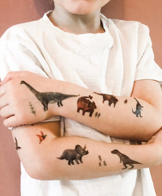 Kind mit temporären Dinosaurier Tattoos von halfbird und Nuukk