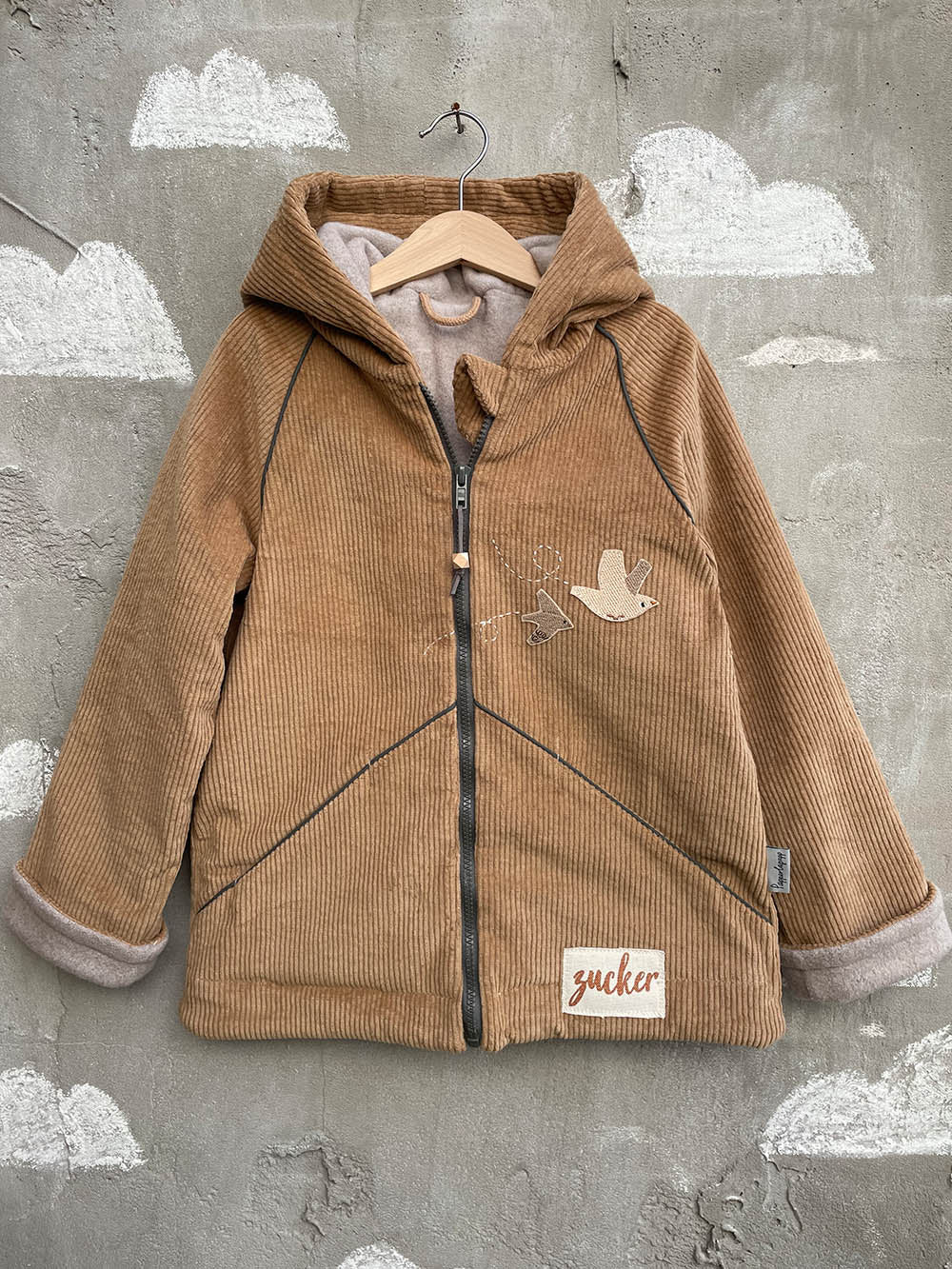 zwei Vogel Patches auf einer selbstgenähten Cordjacke in beige