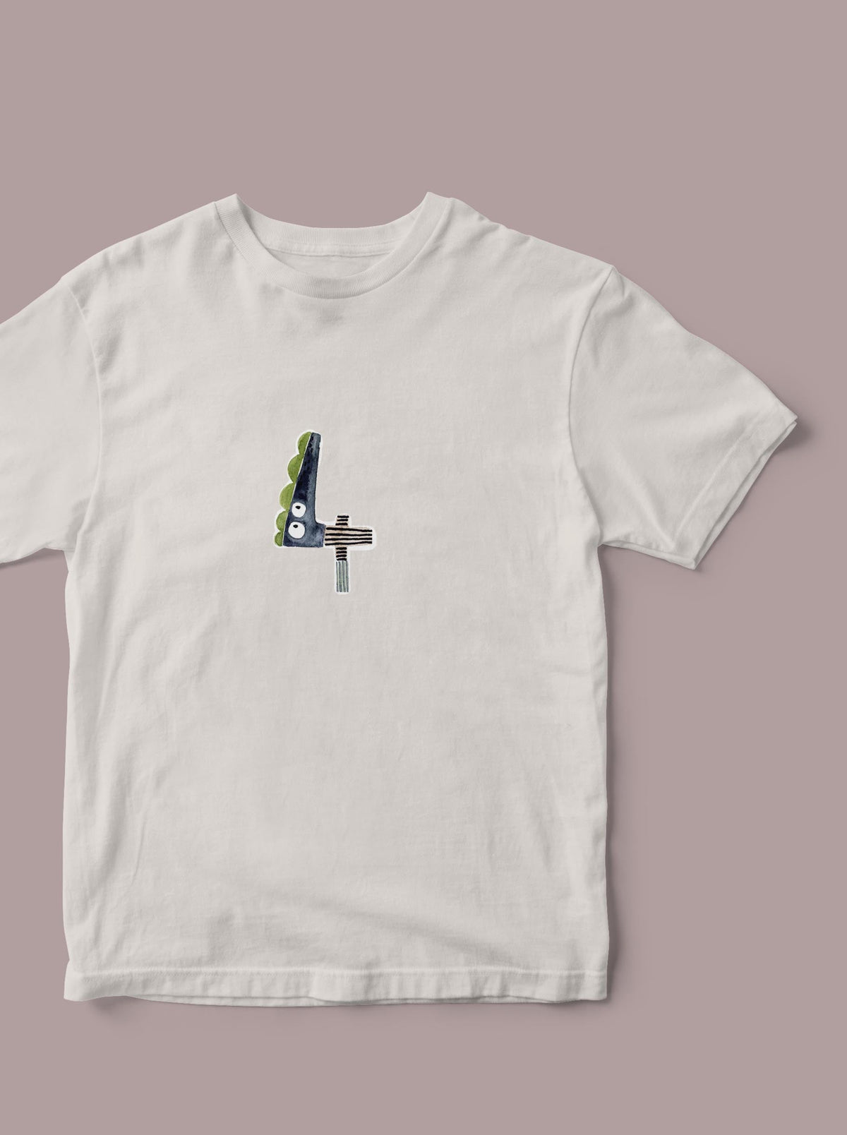 weißes T-shirt für Kinder mit Zahl 4 zum 4. Geburtstag. Bebügelt mit einem Bügelbild zahl