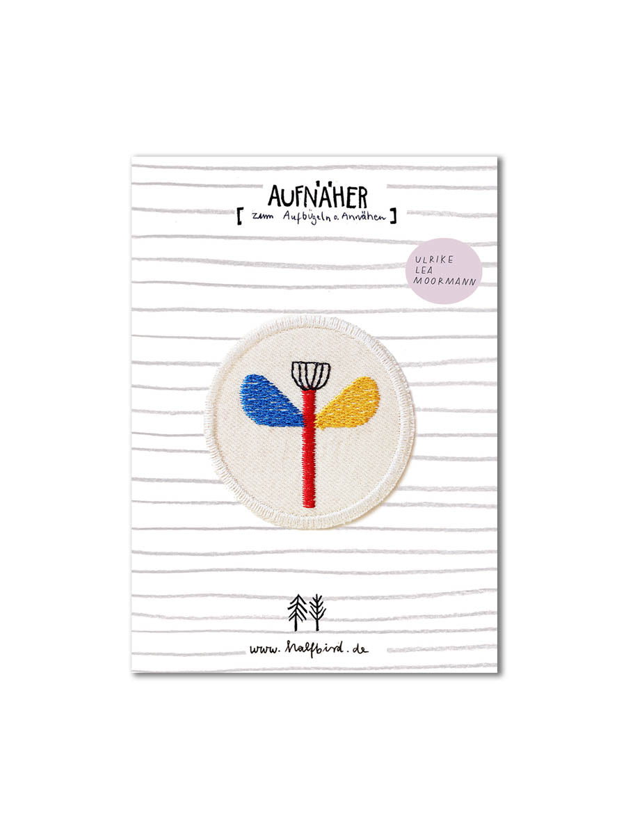 Runder aufnäher auf einer Karte aus Papier mit einem Design von Ulrike Lea Moormann