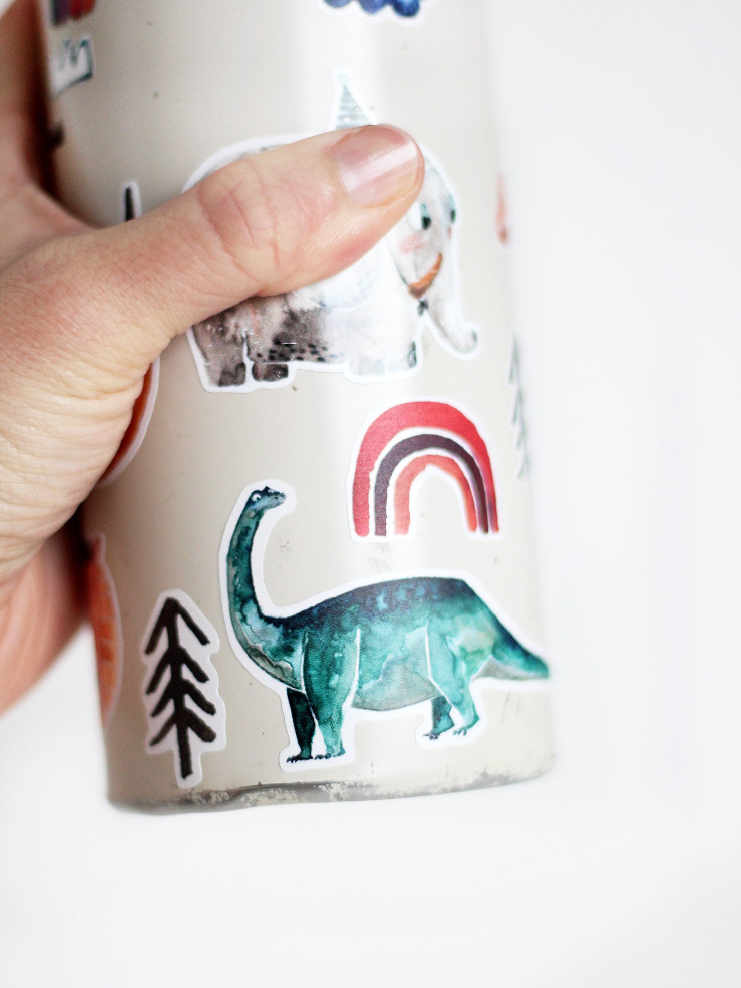 Trinkflasche beklebt mit individuellen Stickern von halfbird. Spülmaschinengeeignet, wetterfest und kratzfest. Dino, Regenbogen, Elefant, Bäume