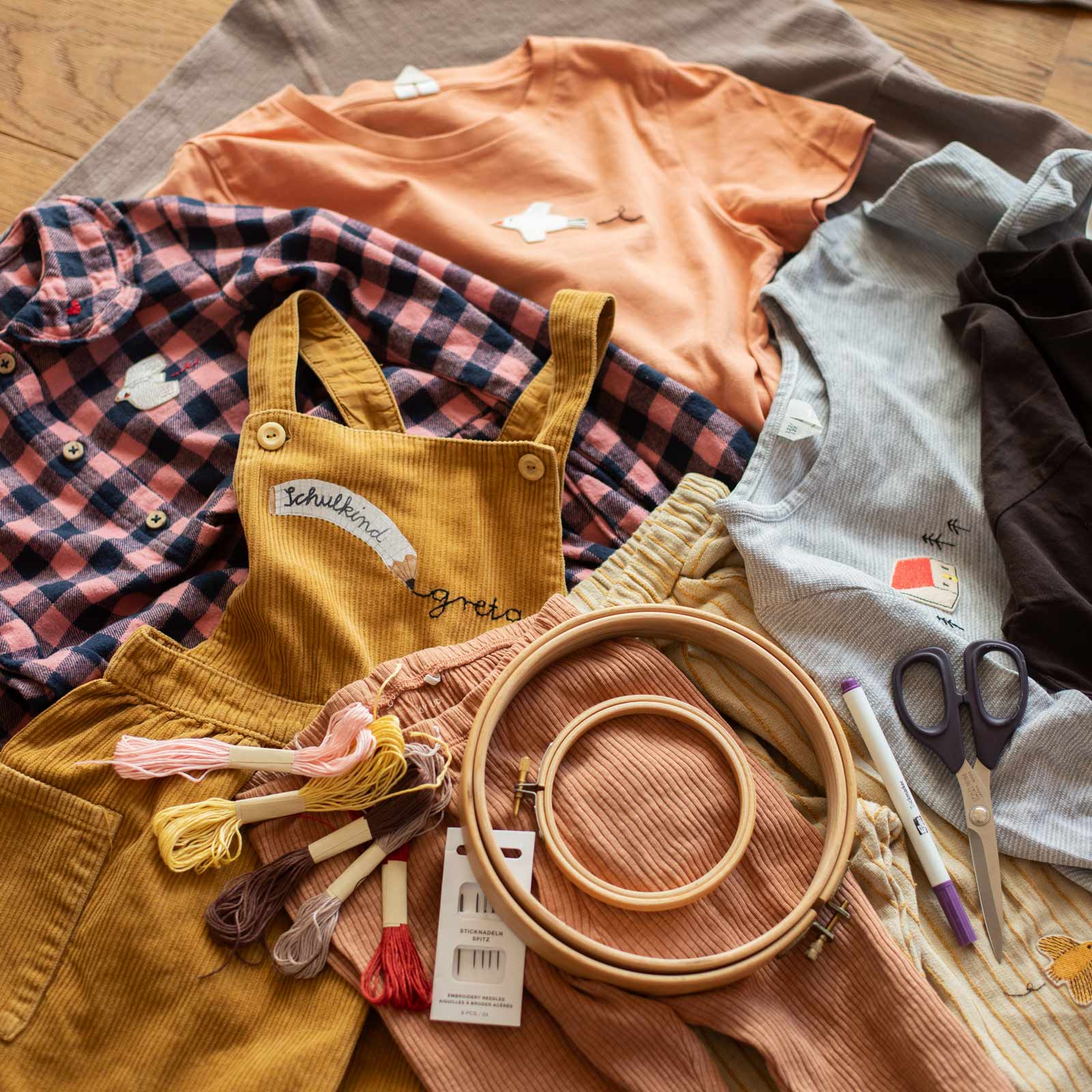 Klamotten mit Aufnäher von Halfbird und Stickereien