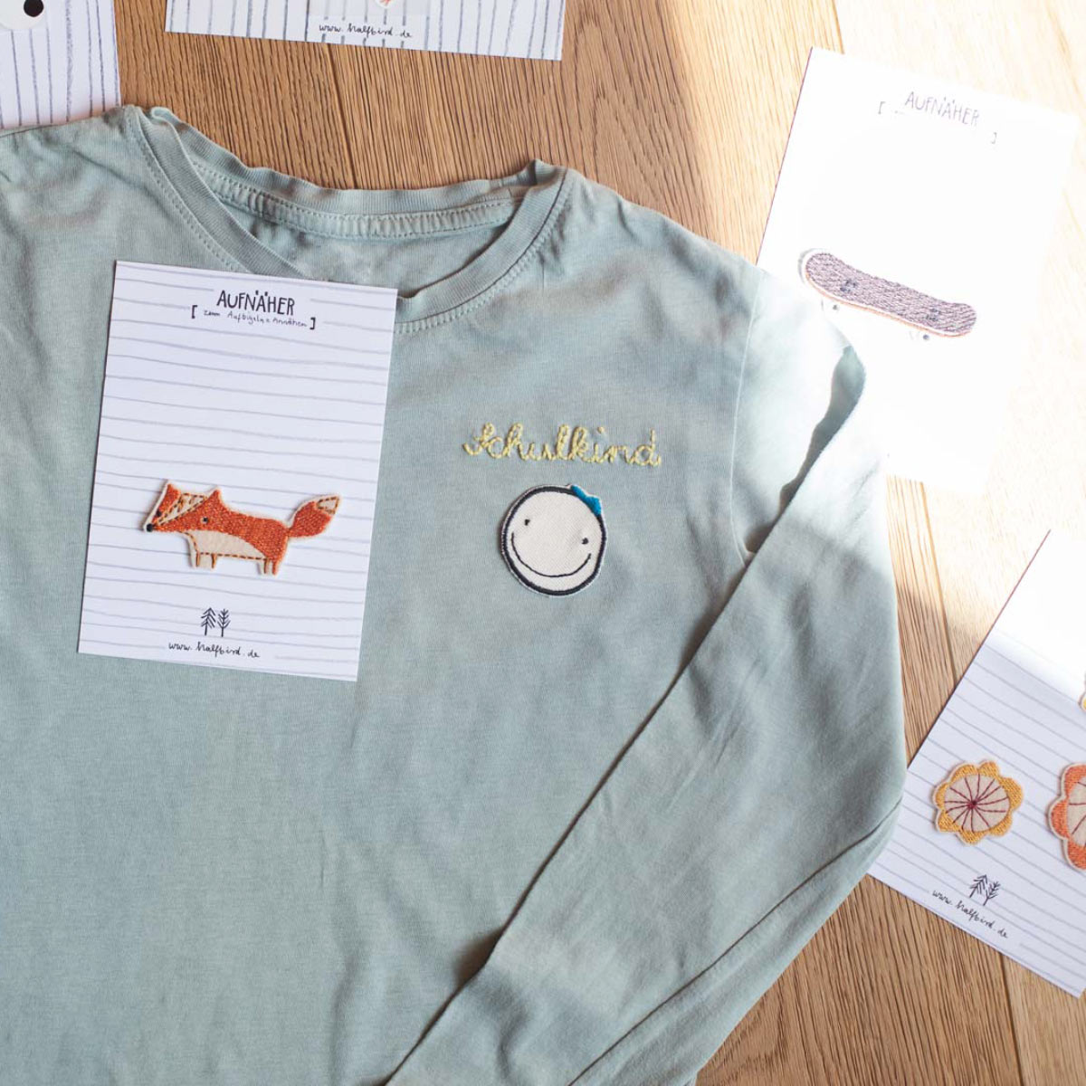 Shirt mit Schulkind Schriftzug und Aufnähern und Bügelbildern von Halfbird DIY
